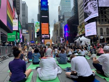 どんな悪天候も吹き飛ばすYogi パワー ～ Yoga in Times Square体験談 ～