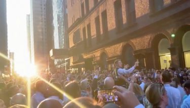 大規模停電の中、合唱団がマンハッタンヘンジを背景に即席路上パフォーマンス