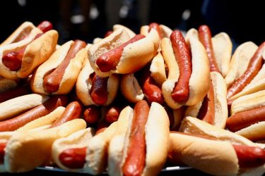 「ホットドッグ早食い大会」今年はジョーイ・チェスナットが71本で優勝