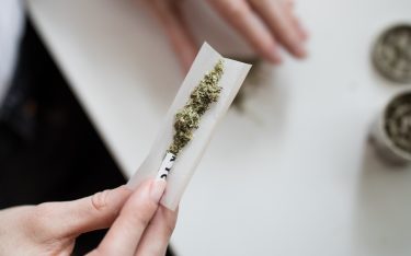 マリファナ所持を非犯罪にする法案にアンドリュー・クオモ州知事が署名