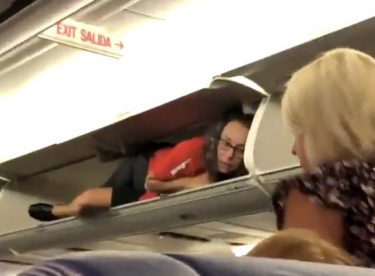 サウスウェスト航空のキャビンアテンダント、荷物棚からこんにちは?!