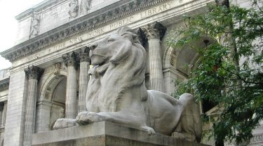 ニューヨーク公共図書館のシンボル、2体のライオン像が冬眠に入る!?