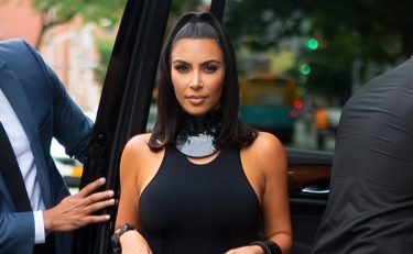 キム・カーダシアン、自身の下着ブランド名を「SKIMS」に変更